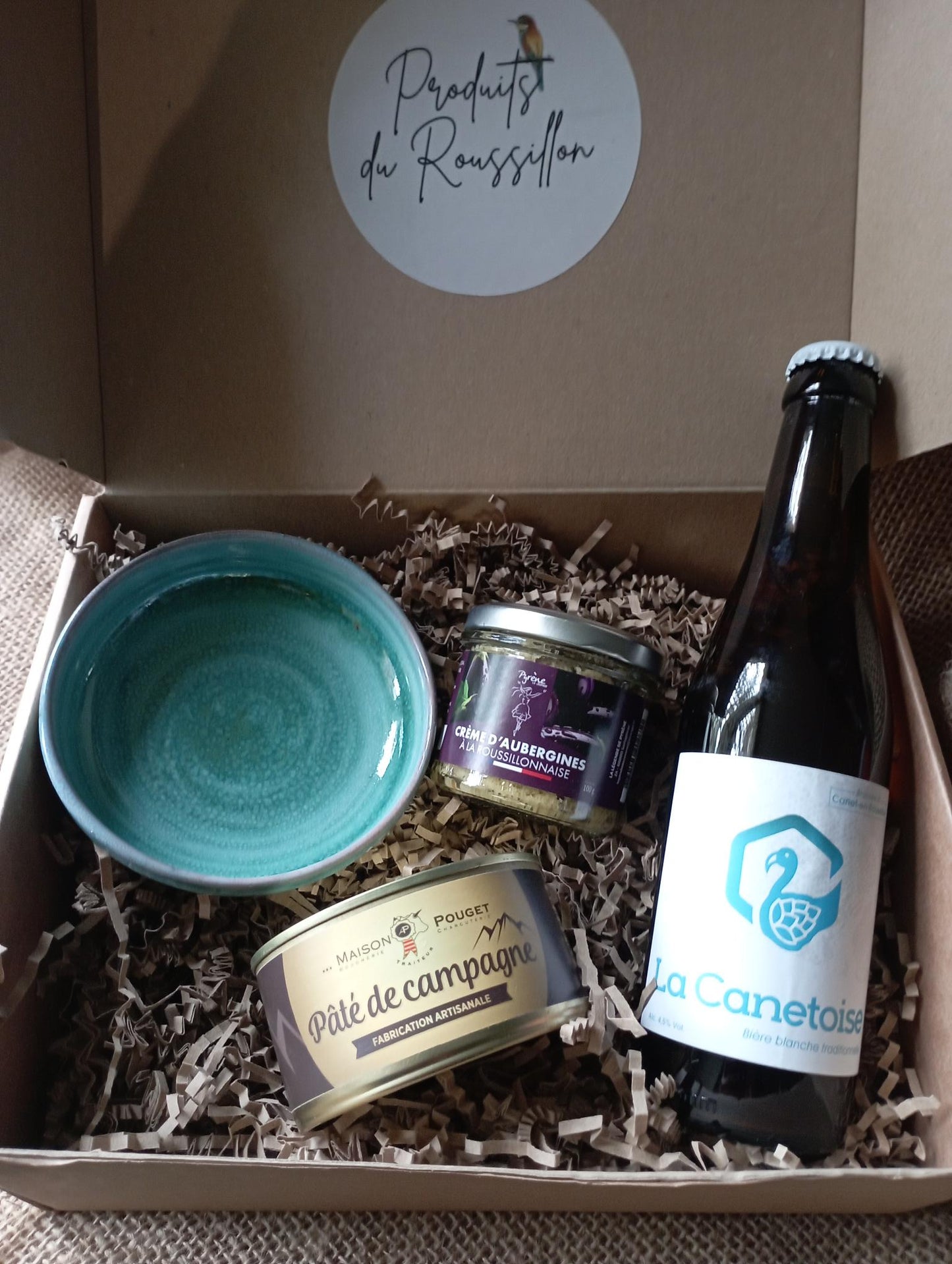 Coffret apéro composé d'une coupelle turquoise faite en argile catalane, un pot de caviar d'aubergine, un pâté de campagne Maison Pouget et une bière artisanale La canétoise.