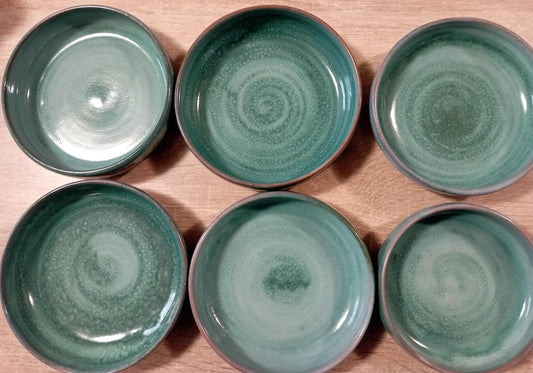 Earthenware bowls for aperitive.