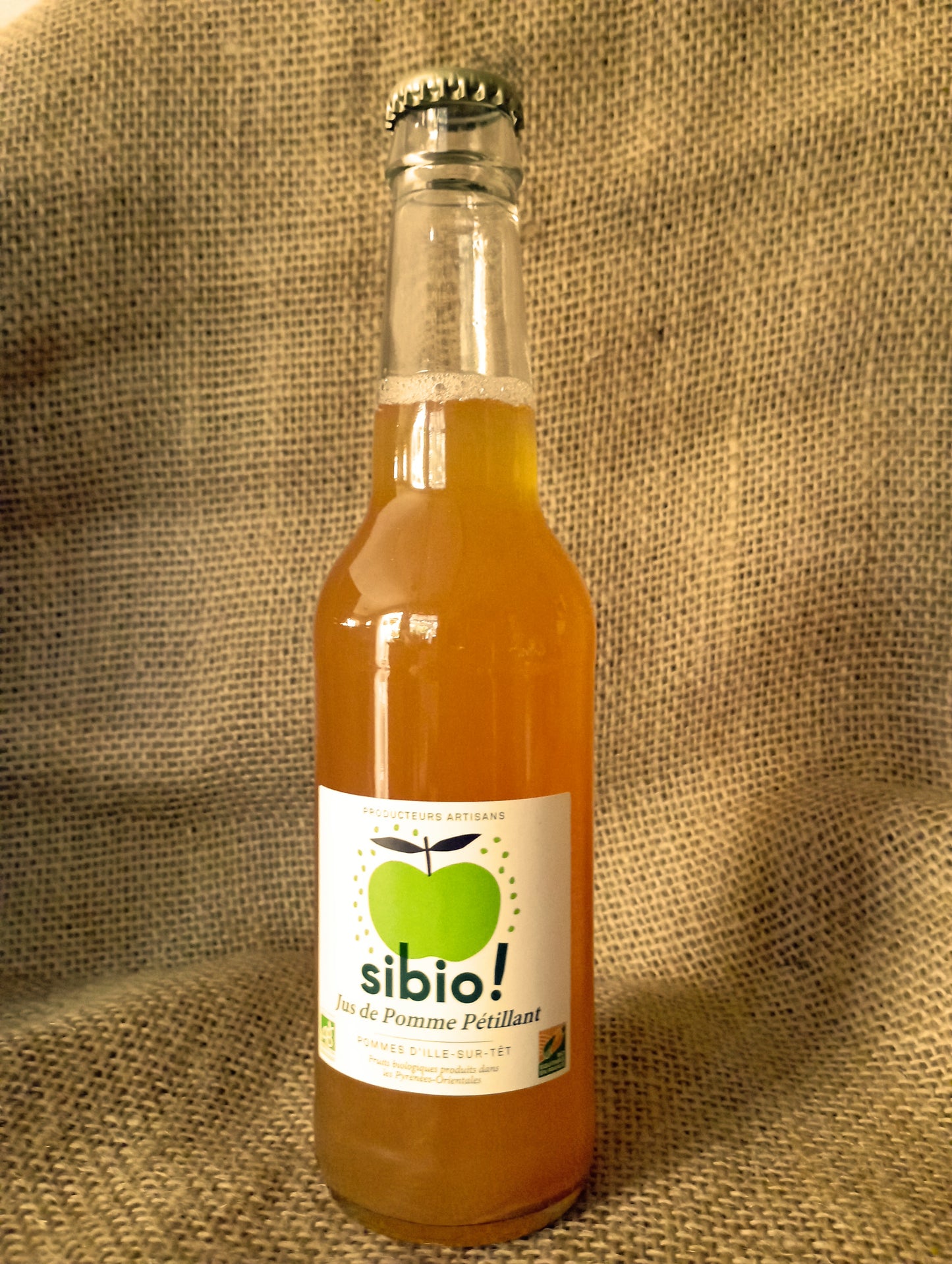 Sparkling organic apple juice 